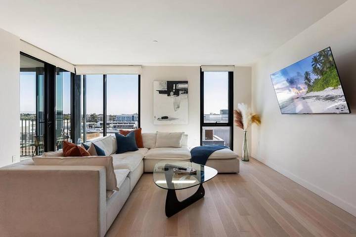 Location de vacances pour 7 personnes, avec jardin et jacuzzi ainsi que sauna et piscine, adapté aux familles à Santa Monica