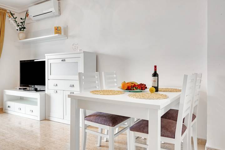 Appartement entier, Appartement "Parque Mar V" avec piscine partagée, Wi-Fi et climatisation in Torrevieja, Costa Blanca