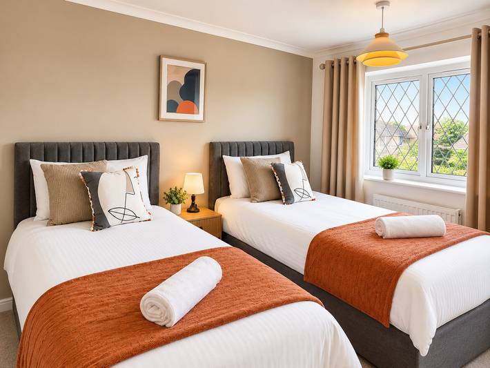 4-Bed - Sleeps 8 - Games Room & Free Parking in Kettering, Northamptonshire