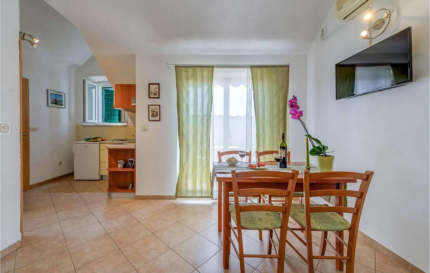 Ganze Ferienwohnung, Gemütliche Ferienwohnung mit Terrasse, WLAN und Parkplatz, 1 km vom Strand entfernt in Bol, Brac