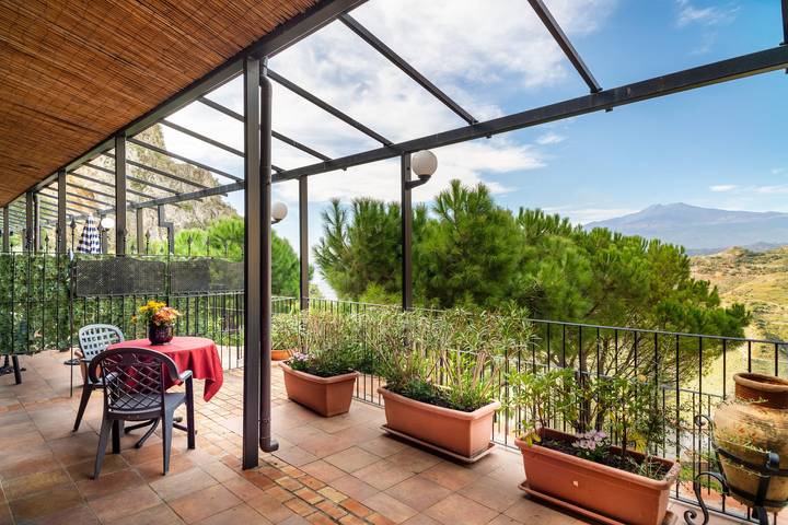 Apartamento inteiro, Apartamento de férias 'Garden Cottage I Dammusi - Ulivo' com vista para a montanha in Castelmola, Messina (província)