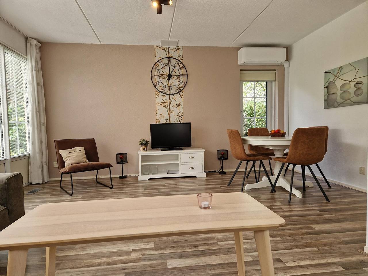Vakantiepark Hellendoorn — Bungalow für 4 Personen mit Veranda und Klimaanlage im Erdgeschoss in Hellendoorn, Sallandse Heuvelrug