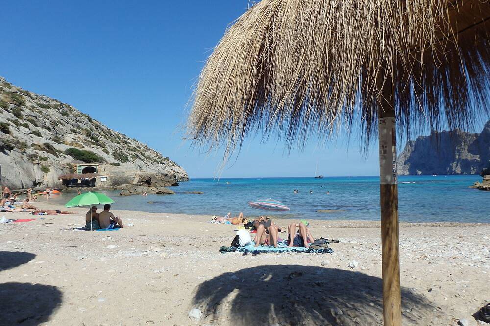 Entire apartment, Apt. Cerezo-Medio, balcony, A/C, community pool, Wifi, close to the beach 300 m in Cala Sant Vicenc, Pollença