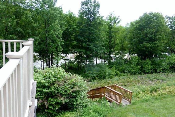 Vacation rental for 4 people, with pool and yard as well as sauna and hot tub in Lincoln (NH)