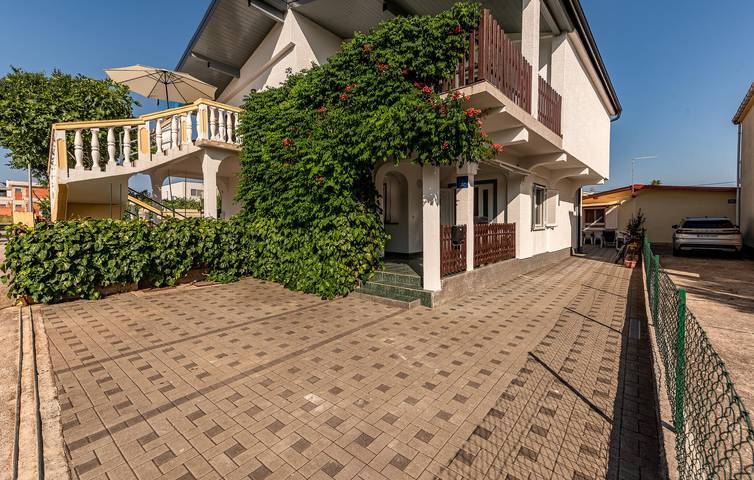 Ferienhaus für 8 Personen, mit Terrasse und Garten in Vrsi