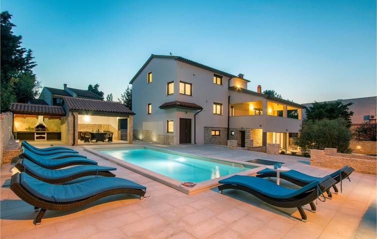Gemütliche Ferienwohnung mit Terrasse, WLAN und Parkplatz in der Nähe des Strandes Bijela in Premantura, Südküste Istrien