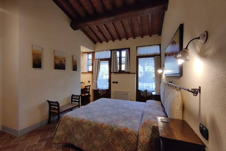 Elegant country barn in Cortona 2bed2bath with shared pool & gorgeous gardens in Scanizza, Tuoro sul Trasimeno