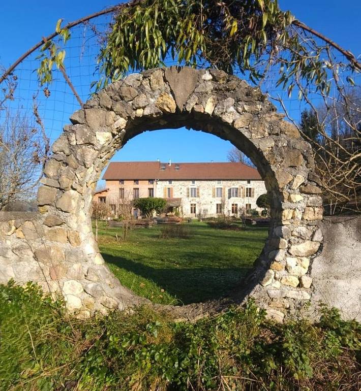 Location de vacances pour 10 personnes, avec vue ainsi que jardin et terrasse à Chazey-Bons
