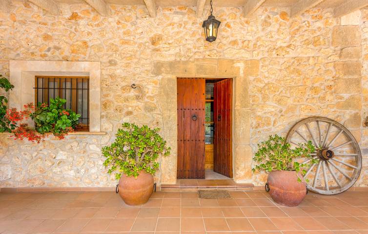 Sunny Terrace Apartment with Pool and Grill in Ariany, Majorca Center