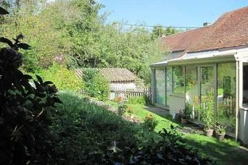 Gîte pour 8 personnes, avec jardin dans Châtel-Moron