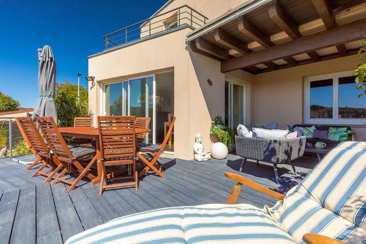 Maison d’hôte pour 10 personnes, avec Balcon et Terrasse ainsi que Jardin et Vue sur le lac