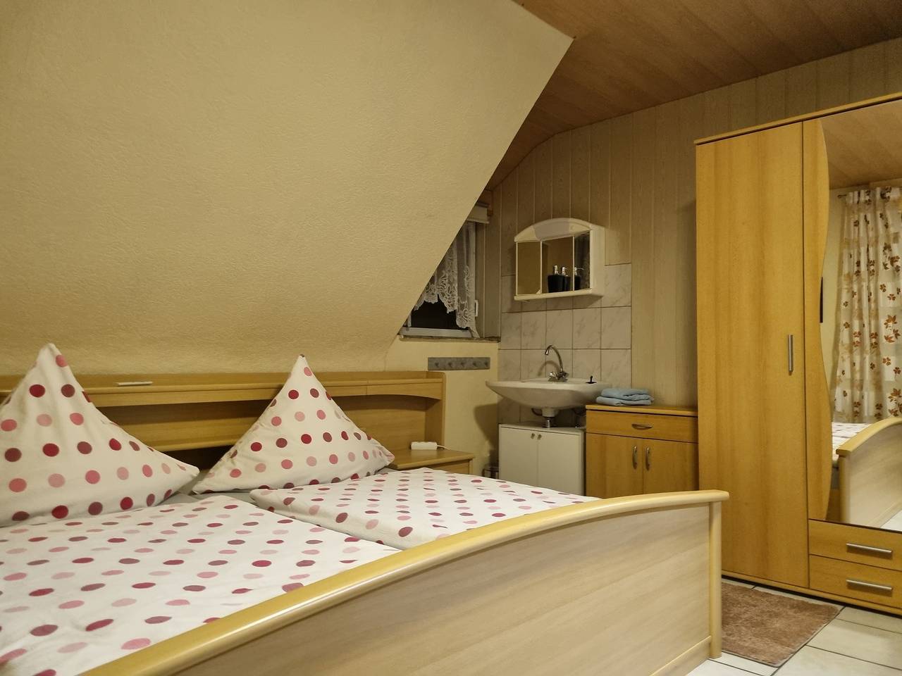 Ferienwohnung Kießler - Fewo Enzian mit großem Balkon mit Sitzgruppe und Grill in Züschen, Winterberg