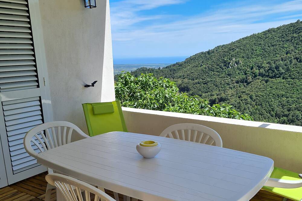 Charmant rez de maison de village type T2 vue sur la mer et maquis in Poggio-di-Nazza, Parc naturel régional de Corse