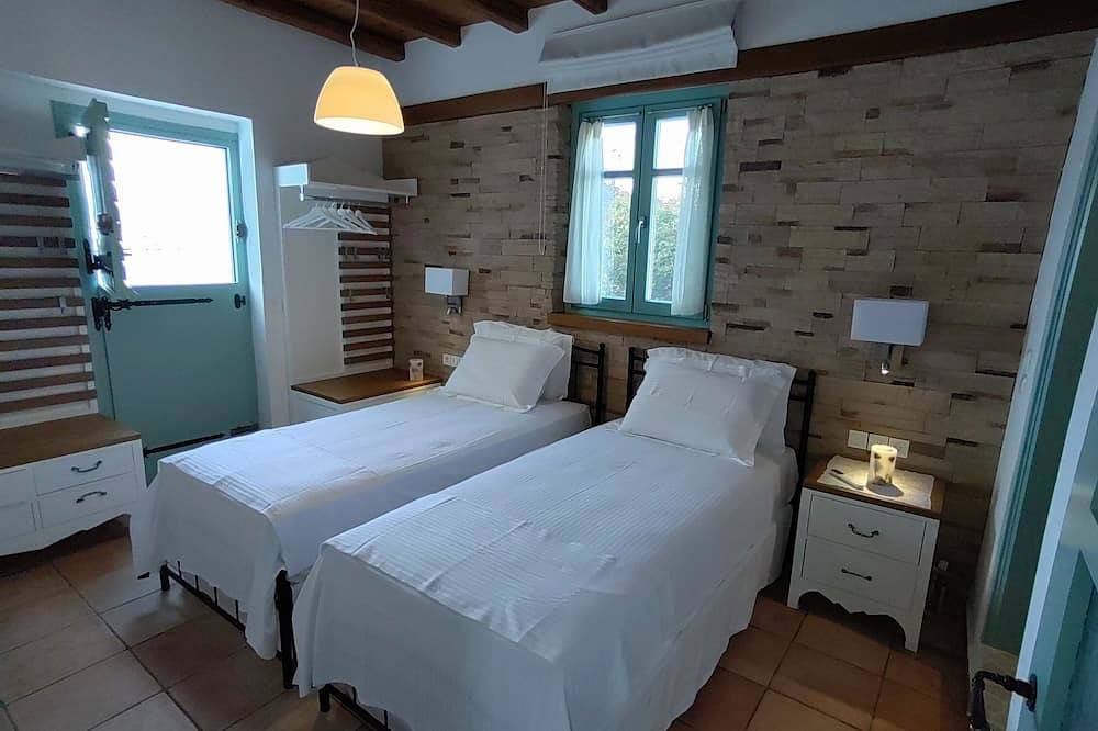 Excepcional villa de 82m2, acceso directo al mar, vista abrumadora al amanecer y al mar in Pollonia, Milo