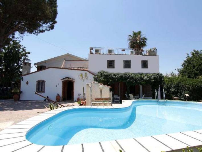 Casa vacanza per 12 persone, con balcone e piscina nonché giardino a Siracusa