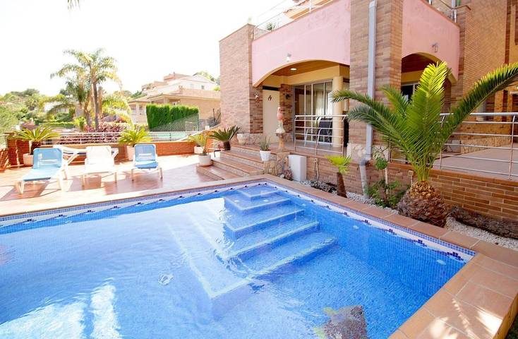 Casa de vacaciones para 9 personas, con piscina además de jardín y jacuzzi en Calella