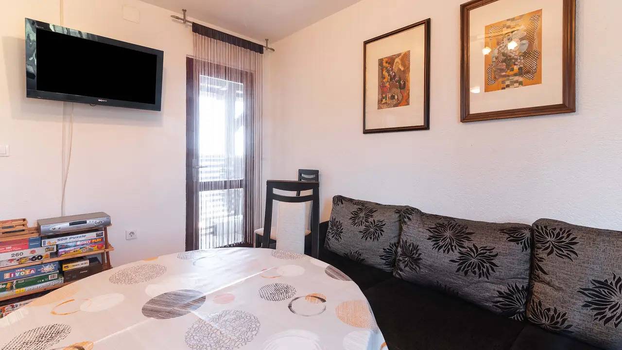 Entire holiday apartment, Holiday apartment for 5 people with terrace in Preko, Ugljan Island