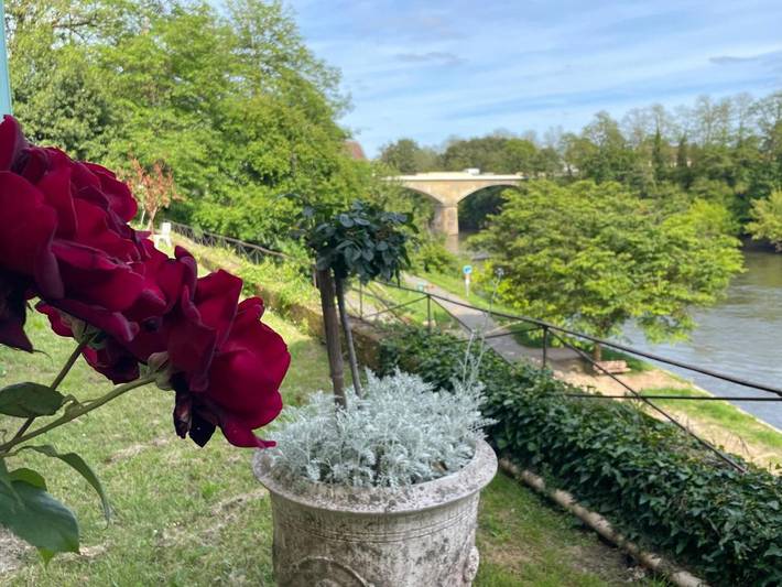 Location de vacances pour 2 personnes, avec piscine ainsi que vue et jardin à Mouleydier - 3