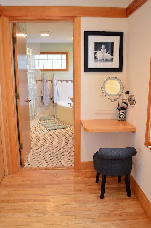 Beautiful Lake Monona Home-Minutes to Downtown Madison in Madison, Dane County