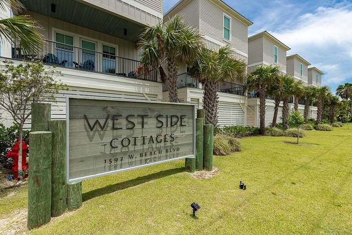 Vacation house for 10 people, with pool and balcony in Gulf Shores