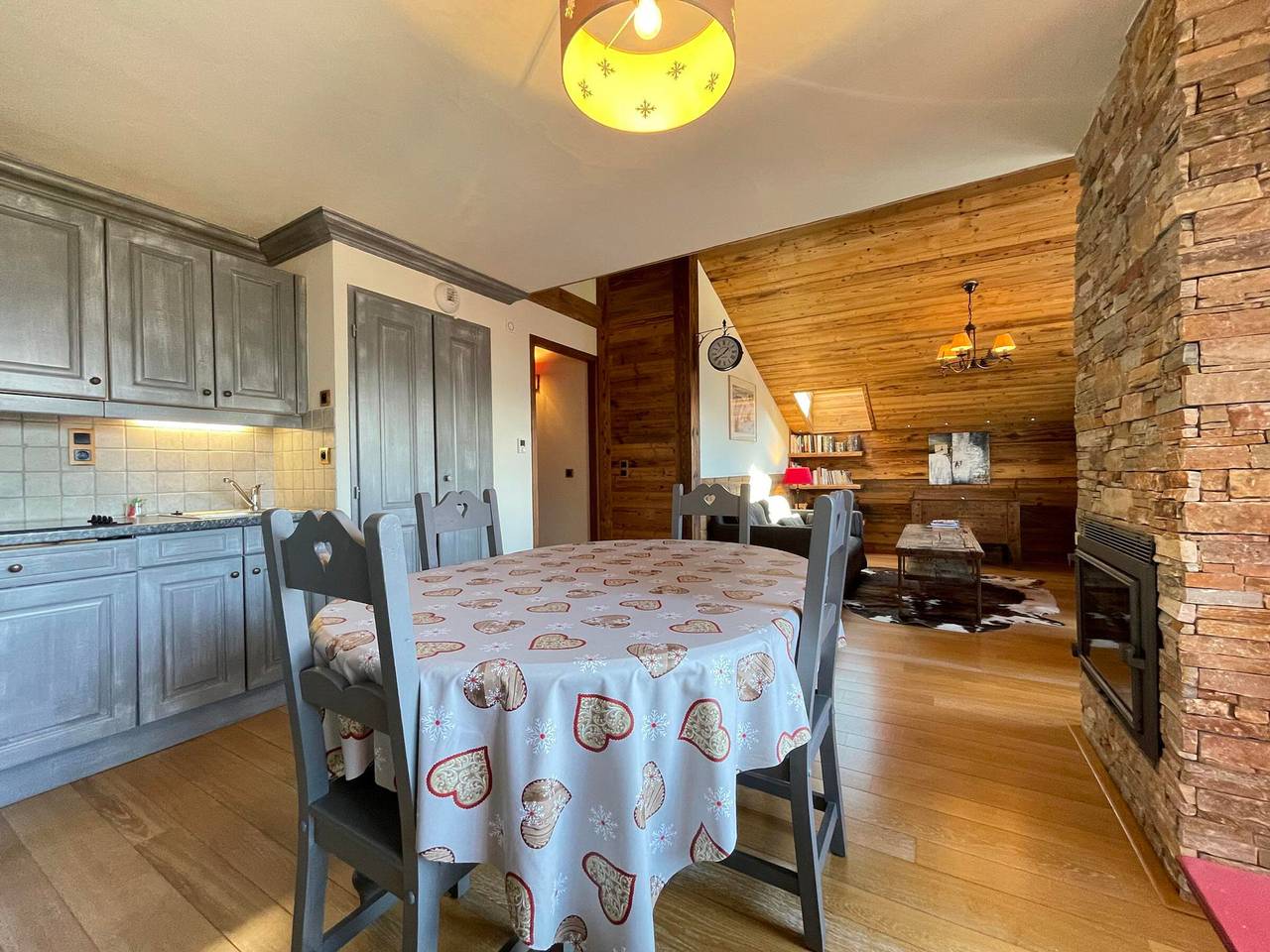 Apartamento entero, Apartamento Saboya de 3H con Terraza a 500m del Centro in Notre-Dame-de-Bellecombe, Albertville region