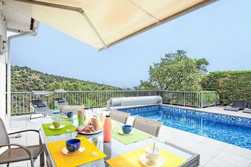 Location de vacances pour 8 personnes, avec piscine à Llauro