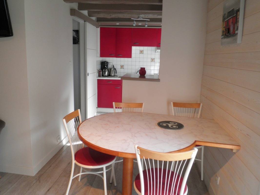 Gîte confortable près de la plage et de la ville, avec parking et lit pour bébé in Pléboulle, Région de Dinan