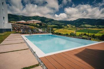 Cottage pour 3 personnes, avec vue ainsi que piscine et jardin à Povoação