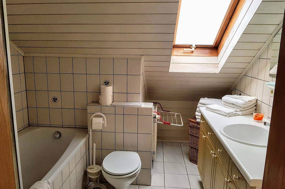 Entire apartment, Gepflegte Dachgeschosswohnung im 2-familienhaus in Ruhiger Wohnlage in Bad Kissingen, Rhön-Bayern