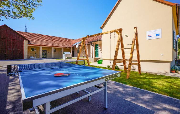 Reizende 2-Zimmer-Wohnung mit Pool, Terrasse und Parkplatz in Ivanska, Bjelovar-Bilogora