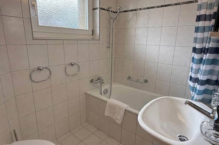 Ganze Wohnung, Hermann 3 by Arosa Holiday Appartement/Fewo, Dusche und Bad, Wc, 8-Bettwohnung in Arosa, Plessur Alpen