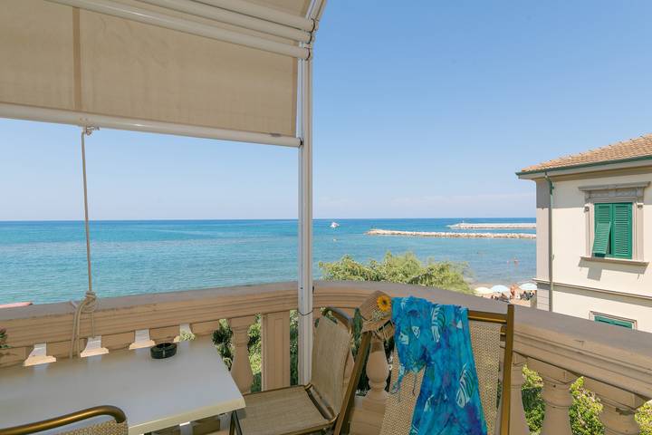 Entire apartment, Apartment 'Topazio' with Sea View, Wi-Fi and Air Conditioning in Spiaggia di Rimigliano (San Vincenzo), San Vincenzo