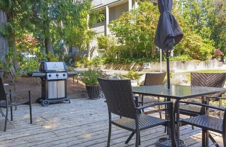 Vacation rental for 2 people, with hot tub and balcony as well as pool and garden in Cowichan Valley