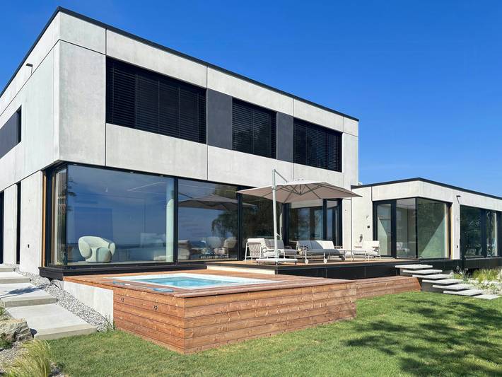 Villa mit Privatstrand am Bodensee bei Überlingen in Strandbad Nußdorf, Überlingen