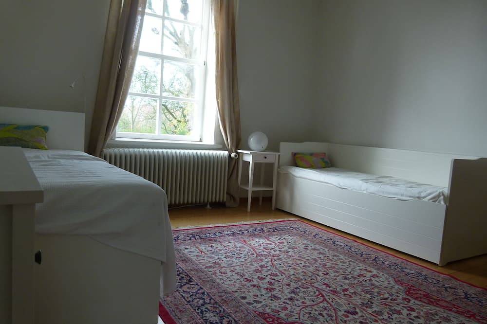 Historische Ferienwohnung für 10 Gäste. Platz für eine große oder zwei Familien. in Neßmersiel, Dornum