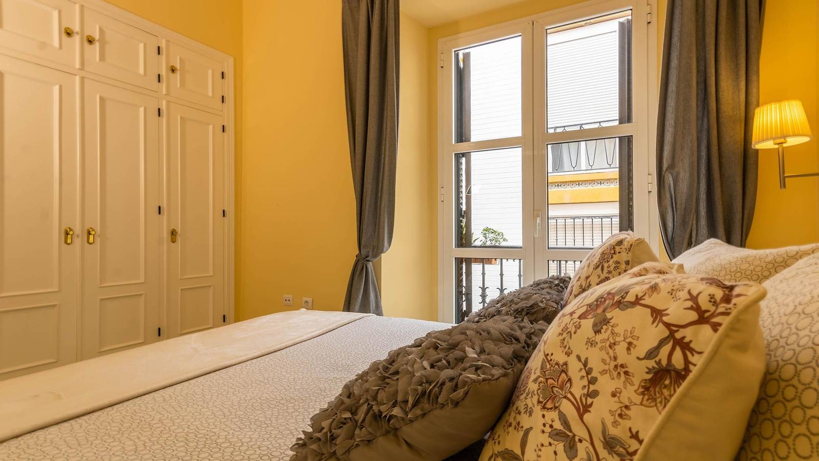 Entire vacation apartment, Apartment Dux Veragua Seville Center 3 Bedrooms ⭐⭐⭐⭐ in Casco Antiguo, Sevilla