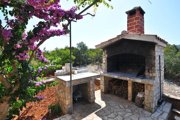 Ganze Wohnung, 3-Zimmer-Ferienwohnung mit Terrasse und Meerblick Necujam, Solta -a in Necujam, Solta