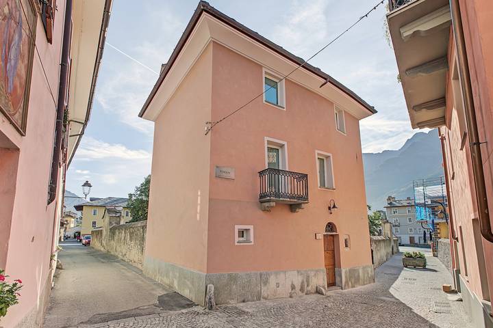 Hel lägenhet, Maison Cerise - Apartment 2 with mountain view, balcony and Wi-Fi in Aosta, Valaisalperna