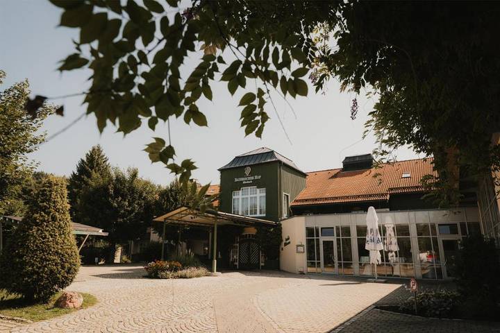 Hotel für 10 Personen, mit Terrasse und Garten sowie Sauna in Miesbach - 2