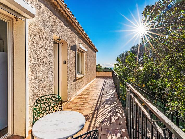 Gîte pour 5 personnes, avec jardin ainsi que vue et terrasse à Sari-Solenzara - 4