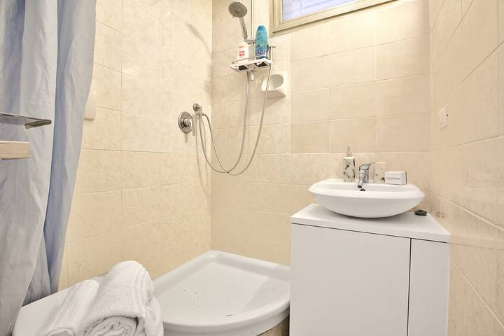 Appartamento intero, Jolie Sur La Mer - Petit Studio with Shared Pool in Sanremo, Comune di Sanremo