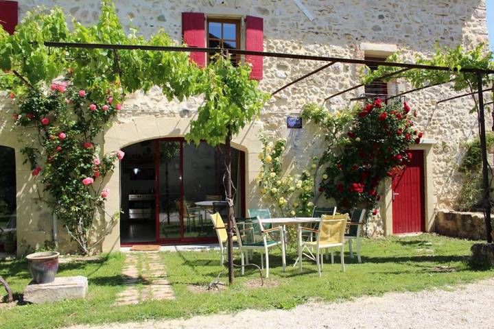 Location de vacances pour 12 personnes, avec Terrasse et Jardin ainsi que Piscine et Vue à Les Granges-Gontardes