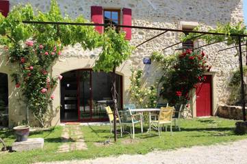 Gîte pour 15 personnes, avec piscine ainsi que vue et jardin à Les Granges-Gontardes