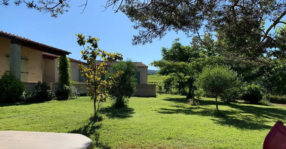Location de vacances pour 2 personnes, avec Jacuzzi ainsi que Jardin et Piscine à La Tour-d'Aigues