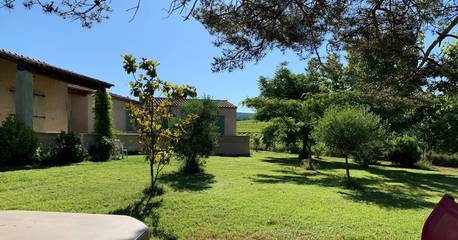 Chambre d’hôte pour 2 personnes, avec jardin ainsi que piscine et jacuzzi, animaux acceptés à La Tour-d'Aigues