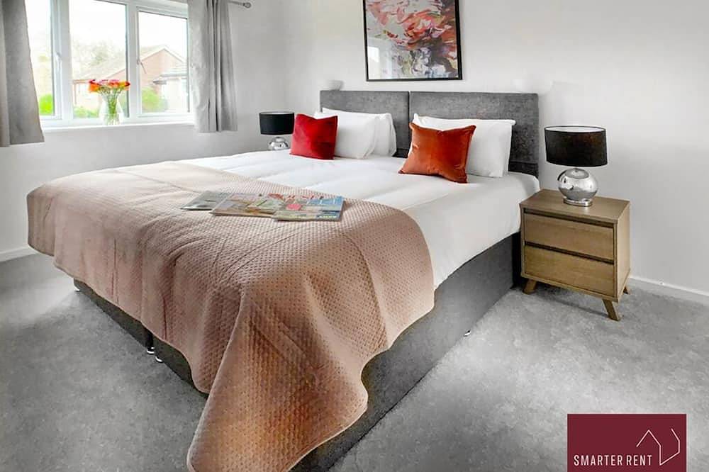 Entire apartment, Woking - 2 Bedroom House - With Garden in Woking, Surrey