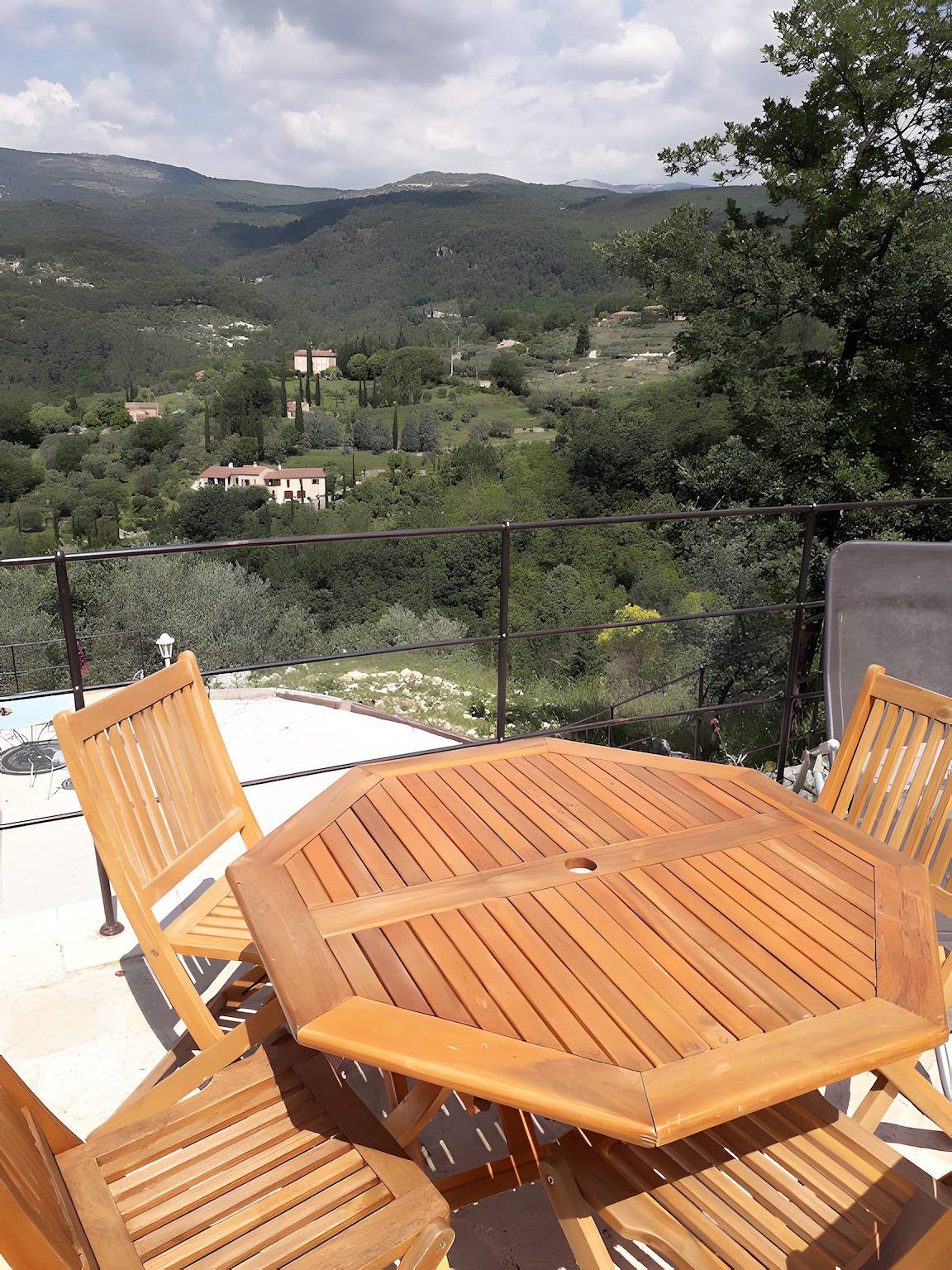 Chambre d’hôtes « Charmante chambre double dans villa » avec vue montagne, Wi-Fi, climatisation in Fayence, Région de Draguignan