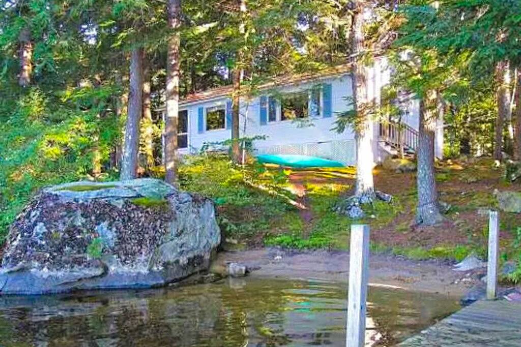 Beautiful updated lakefront home with a washer/dryer, grill & dog-friendly in Moultonborough, Lake Winnipesaukee