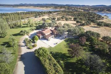 Casa rural para 13 personas, con jardín en Peraleda de la Mata