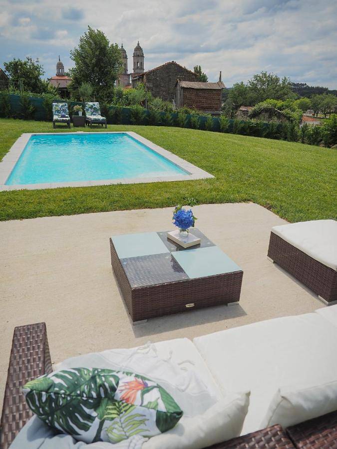 Casa rural para 7 personas, con vistas además de piscina y jardín en Terra de Melide
